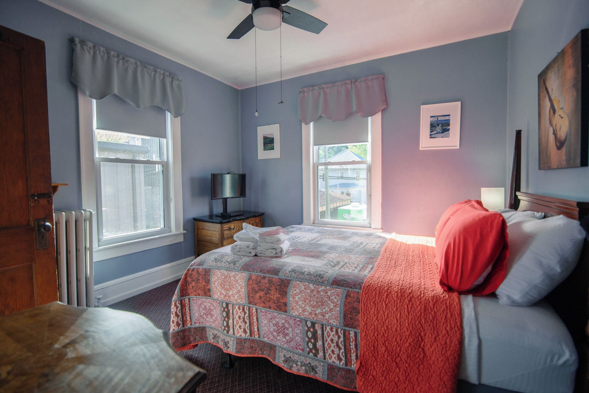 Suite 5 - Upstairs, Two Bedroom Queen Suite, En-Suite Bath | Wifi gratis y ropa de cama 