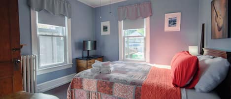 Suite 5 - Upstairs, Two Bedroom Queen Suite, En-Suite Bath | Wifi gratis y ropa de cama