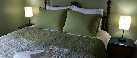 Room 3 - Downstairs Queen, En-Suite Bath | Wi-Fi gratuit, draps fournis
