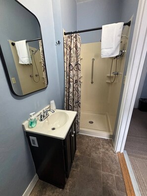 Room 1 - Downstairs Queen, En-Suite Bath, Compact | Bathroom | Hair dryer, towels, soap, shampoo