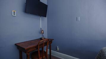 Room 1 - Downstairs Queen, En-Suite Bath, Compact | Free WiFi, bed sheets