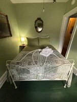 Suíte, 2 quartos | Wi-Fi de cortesia, roupa de cama