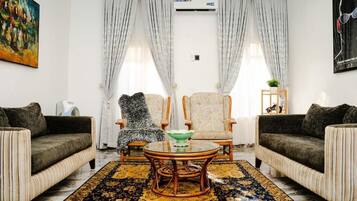 Familierom, balkong, byutsikt | Oppholdsområde