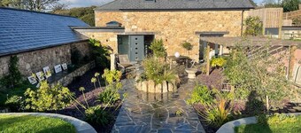 Peaceful Cornish Hideaway with hot tub. Sea views from our hilltop garden.