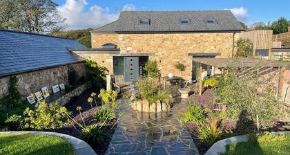 Peaceful Cornish Hideaway with hot tub. Sea views from our hilltop garden.