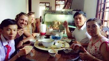 Basic Studio, Balcony, City View | Dining