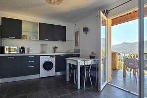 Private kitchen - Between sea, pool and maquis, T2 with panoramic view (Propriano)