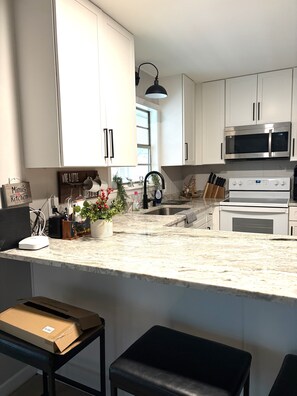 Private kitchen - Close to town, 3-bedroom spacious home with AC in charming Franklin (Franklin)