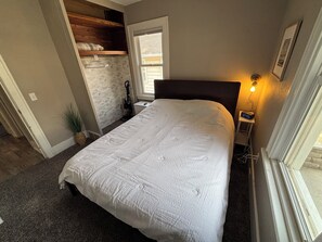 2 habitaciones, tabla de planchar con plancha y cuna de viaje