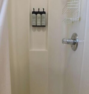 Shower, towels, shampoo - Blue Fin Family Beach House (Virginia Beach)