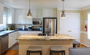Fridge, microwave, oven, stovetop - Blue Fin Family Beach House (Virginia Beach)