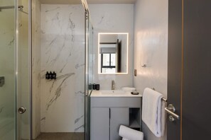 Shower, hair dryer, towels, shampoo - w* | Brigh 1BR in Polanco (Ciudad de México)