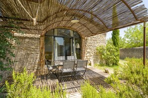 Outdoor dining - Cottage on Large Estate with Mountain View, Private Pool, and Wi-Fi (Saint-Victor-de-Malcap)