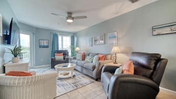 Signature Condo, 2 Bedrooms, Non Smoking, Kitchen | Living room