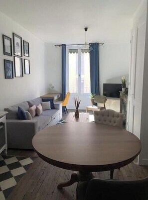 Living area - Vrbo Property (Villeurbanne)