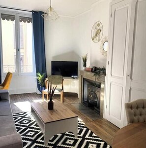Living area - Vrbo Property (Villeurbanne)