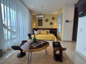 Apartamento, sacada, vista para a praia | Área de estar