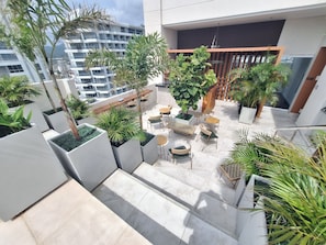 A rooftop terrace with outdoor seating, potted plants, and a view of surrounding buildings. - Eira Studios Santa Marta by Xarm Apartments (Santa Marta)