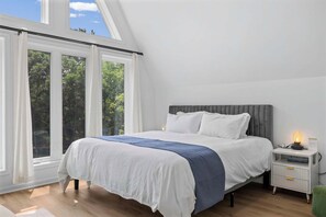 3 bedrooms, iron/ironing board, free WiFi, bed sheets - Chalet w/Hot Tub, Deck, Game Room & EV Charger (Stephens City)
