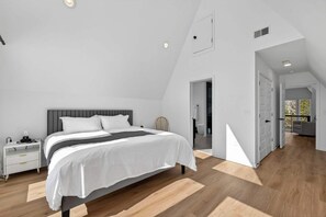3 室のベッドルーム、アイロン / アイロン台、WiFi (無料)、ベッドシーツ