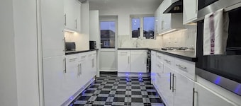 Spacious Windsor House 5B - 4 En-Suites -Sleeps 10