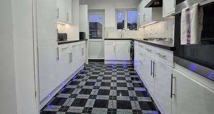Spacious Windsor House 5B - 4 En-Suites -Sleeps 10