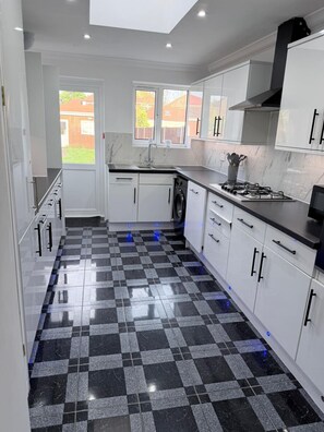 Fridge, microwave, oven, stovetop - Spacious Windsor House 5B - 4 En-Suites -Sleeps 10 (Berkshire)