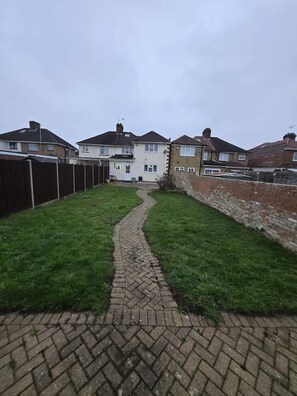 Property grounds - Spacious Windsor House 5B - 4 En-Suites -Sleeps 10 (Berkshire)