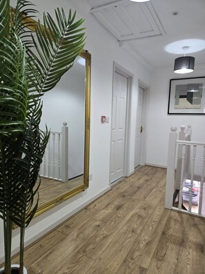 Interior - Spacious Windsor House 5B - 4 En-Suites -Sleeps 10 (Berkshire)