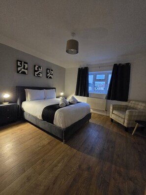 Iron/ironing board, travel cot, WiFi, bed sheets - Spacious Windsor House 5B - 4 En-Suites -Sleeps 10 (Berkshire)