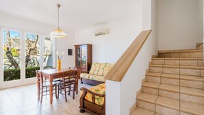 Eine Treppe mit Holzwurf und beigefarbenen Stufen, die zu einer oberen Etage führt.