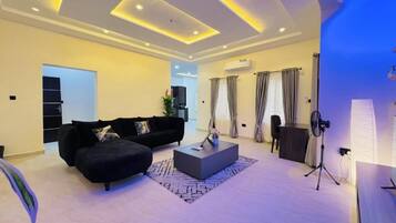 Luxury-Apartment, Balkon, Stadtblick | Wohnbereich