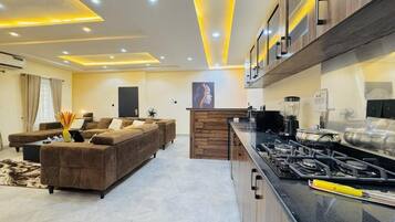 Luxury-Apartment, Balkon, Stadtblick | Innenbereich