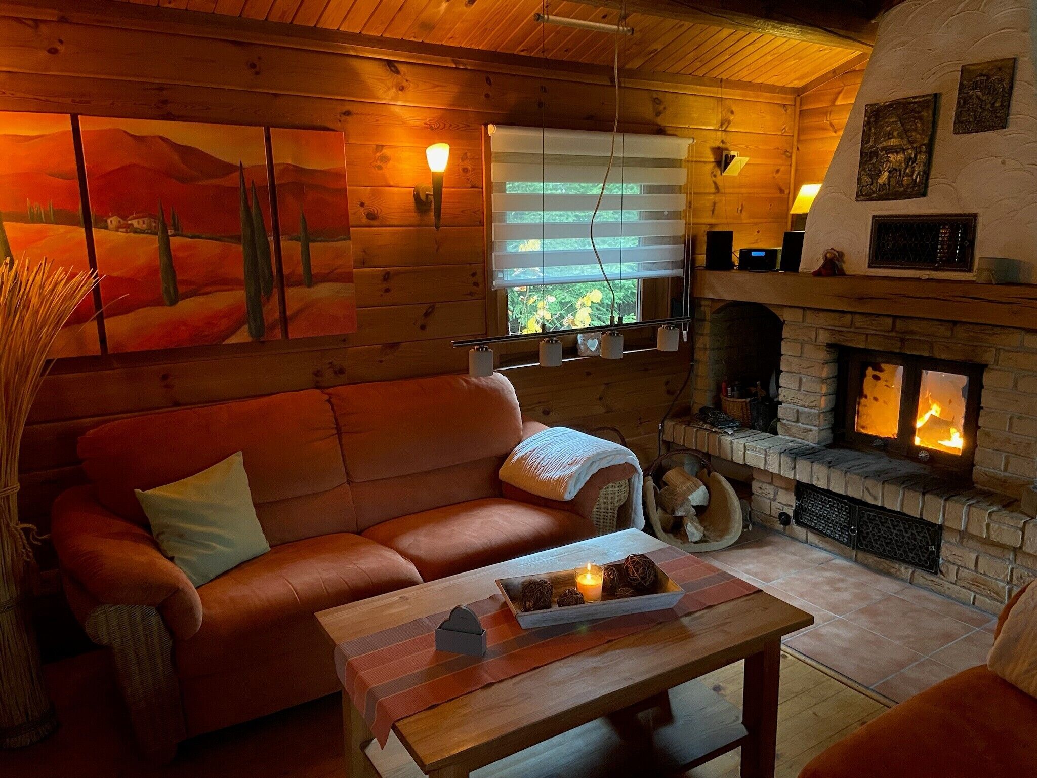 Fernseher, Kamin, Stereoanlage