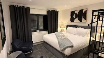 Desk, iron/ironing board, travel cot, WiFi