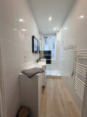 Bathroom - Vrbo Property (Caluire-et-Cuire)