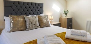 Tabla de planchar con plancha, wifi y ropa de cama