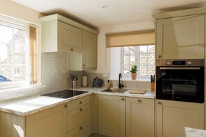 Private kitchen - Daisy Cottage - an enchanting cottage (Scarborough)