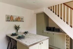 Dining - Daisy Cottage - an enchanting cottage (Scarborough)