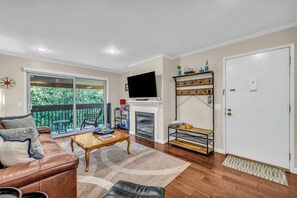 TV, fireplace, offices - Monterey Couples Condo with Pool Near Cannery Row (Monterey)
