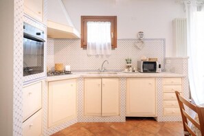 Fridge, microwave - GuestHost - Cozy 55m2 apartment, ideal for 2 people, located on the ground floor of a building with private garden and parking.The accommodation is located a stone's throw from the historic center of Lucca, a historic city that boasts symbolic places suc (Lucca)