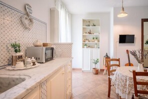 Dining - GuestHost - Cozy 55m2 apartment, ideal for 2 people, located on the ground floor of a building with private garden and parking.The accommodation is located a stone's throw from the historic center of Lucca, a historic city that boasts symbolic places suc (Lucca)