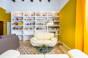 Smart TV - Wide and Arty at Spanish Quarter (Naples)