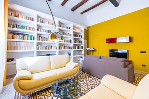 Smart TV - Wide and Arty at Spanish Quarter (Naples)