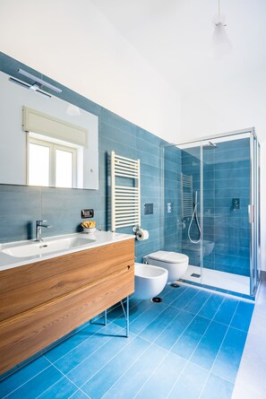 Shower, hair dryer, bidet, towels - Wide and Arty at Spanish Quarter (Naples)