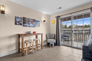 Interior - Branson Pond-view minutes to SDC & Lakes (Branson)