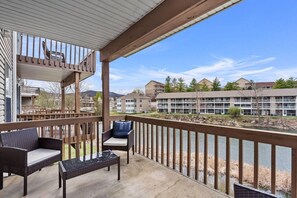 Terrace/patio - Branson Pond-view minutes to SDC & Lakes (Branson)