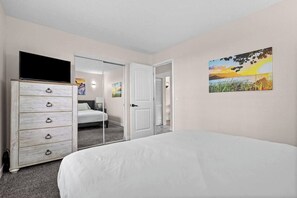 WiFi, bed sheets - Branson Pond-view minutes to SDC & Lakes (Branson)