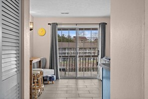 Interior - Branson Pond-view minutes to SDC & Lakes (Branson)