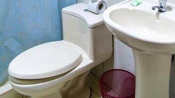 Shower, pengering rambut, handuk, dan sabun